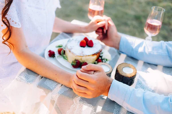 Några Älskare Dejt Firar Sin Förlovning Vid Middagsbordet Utomhus Italiensk — Stockfoto