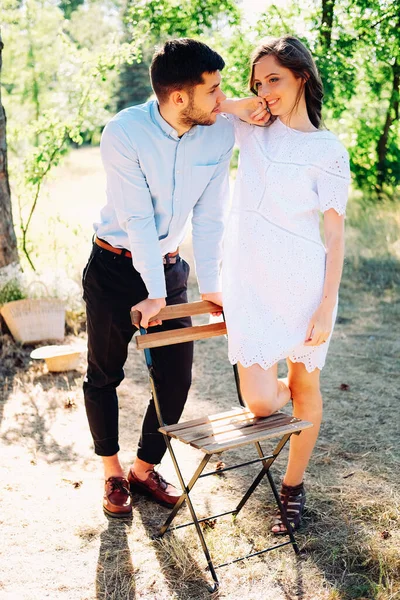 Gelukkig Jong Stel Samen Een Date Buiten Het Park — Stockfoto