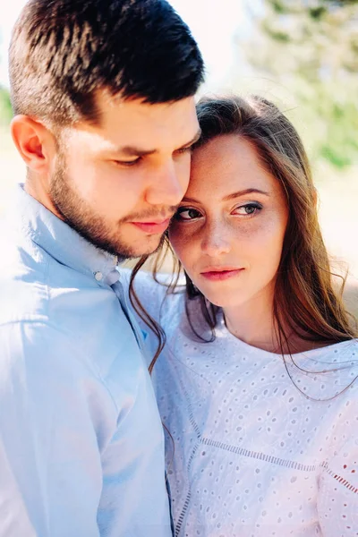 Gelukkig Jong Stel Samen Een Date Buiten Het Park — Stockfoto