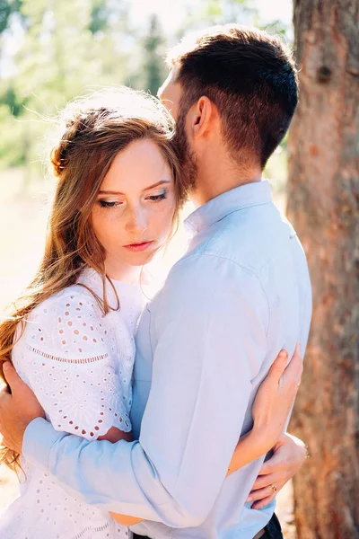 Felice Coppia Giovani Amanti Abbracciare Baciare All Aperto Estate — Foto Stock