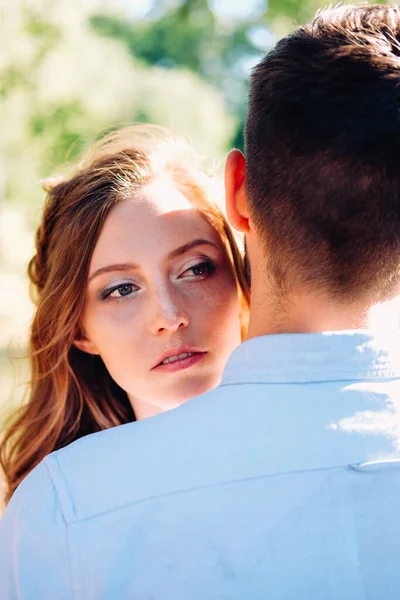 Feliz Casal Jovens Amantes Abraçando Beijando Livre Verão — Fotografia de Stock