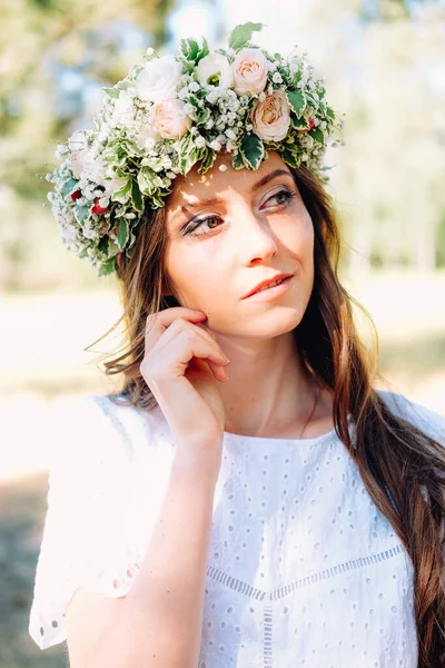 Zarte Junge Kaukasische Frau Mit Weißem Kranz Hochzeitsgast — Stockfoto