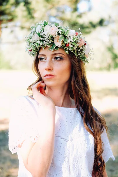 Beyaz Çelenk Giyen Beyaz Tenli Genç Bir Kadın Düğün Davetlisi — Stok fotoğraf