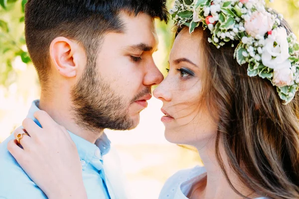 Casal Jovem Amantes Que Têm Uma Caminhada Livre Conceito Namoro — Fotografia de Stock