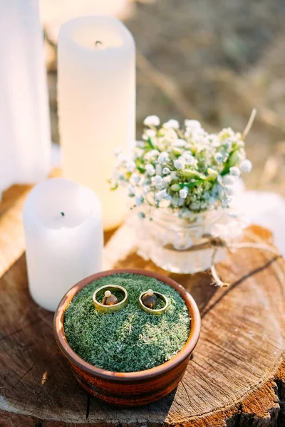 Table Extérieur Sur Table Bois Avec Bougies Alliances Bouquet Nuptial — Photo