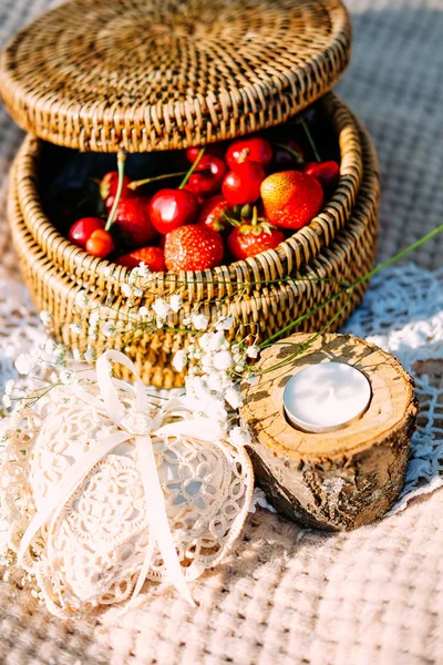 Table Pique Nique Avec Fraises Cerises Servie Avec Dentelle Fleurs — Photo