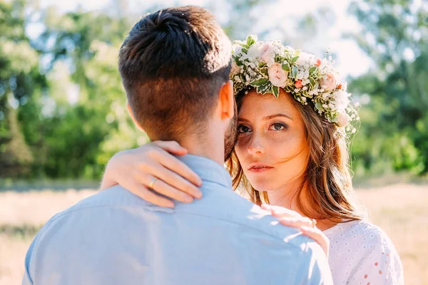 Junges Liebespaar Bei Einem Spaziergang Freien Dating Konzept — Stockfoto