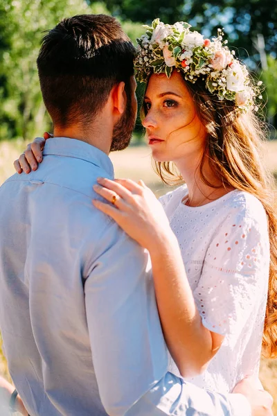 Pareja Joven Amantes Dando Paseo Aire Libre Concepto Citas — Foto de Stock