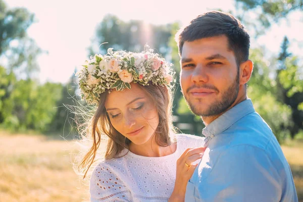 Jonge Geliefden Die Buiten Wandelen Datingconcept — Stockfoto