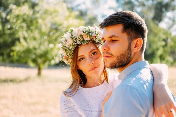 Casal Jovem Amantes Que Têm Uma Caminhada Livre Conceito Namoro — Fotografia de Stock