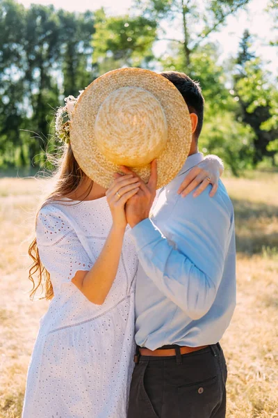 Casal Jovens Amantes Adultos Beijando Livre Dia Verão Namoro Romance — Fotografia de Stock
