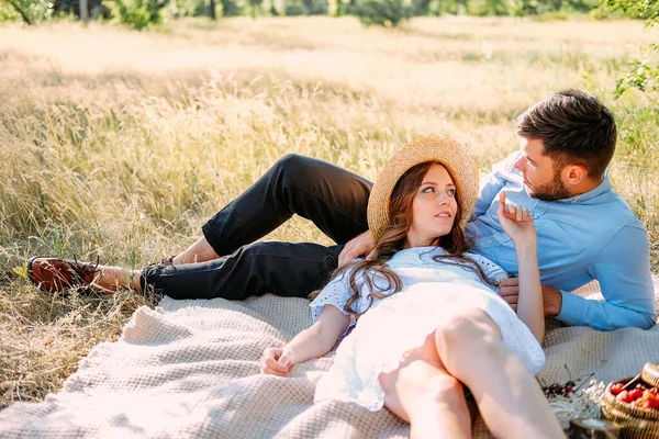 Romantisches Picknick Für Zwei Junge Verliebte — Stockfoto