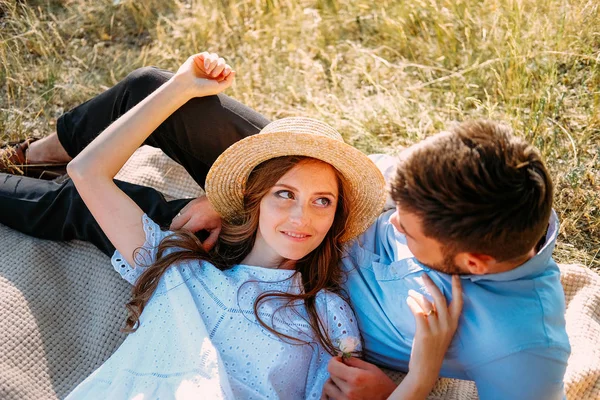 Romantisk Utflykt Picknick För Två Unga Älskare — Stockfoto