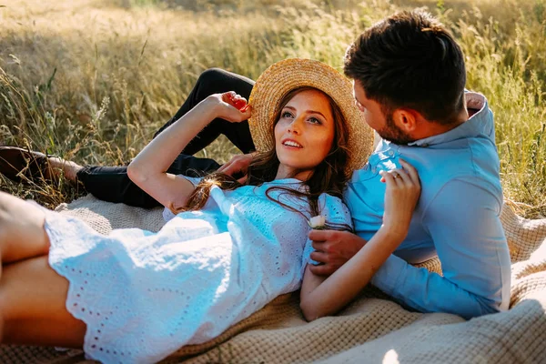 Piquenique Fuga Romântico Para Dois Jovens Amantes — Fotografia de Stock