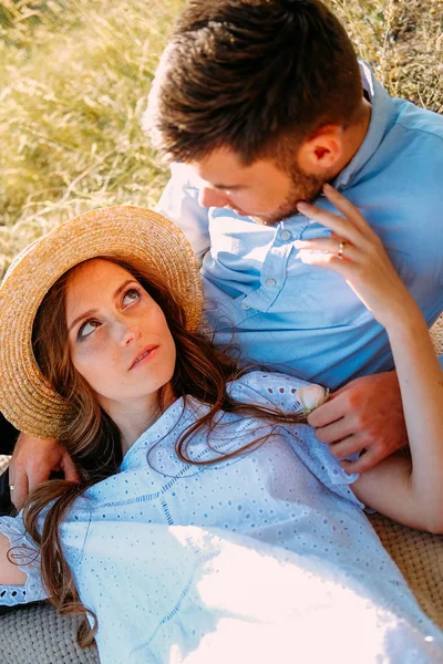 2人の若い恋人のためのロマンチックな休暇ピクニック — ストック写真