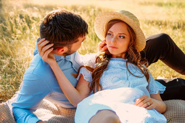 两个年轻情人的浪漫远足野餐 — 图库照片