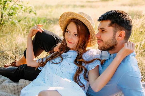 2人の若い恋人のためのロマンチックな休暇ピクニック — ストック写真