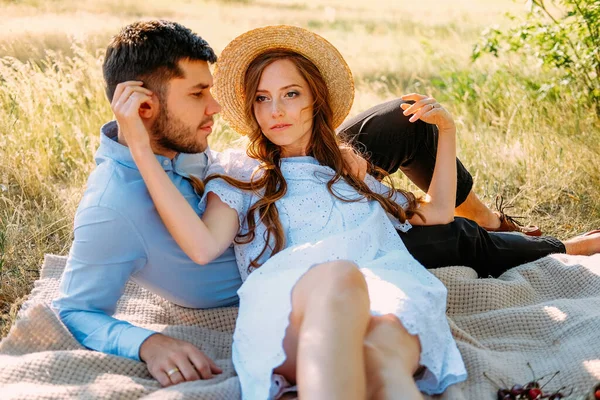 Piquenique Fuga Romântico Para Dois Jovens Amantes — Fotografia de Stock