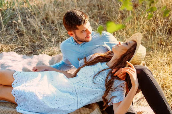 Piquenique Fuga Romântico Para Dois Jovens Amantes — Fotografia de Stock