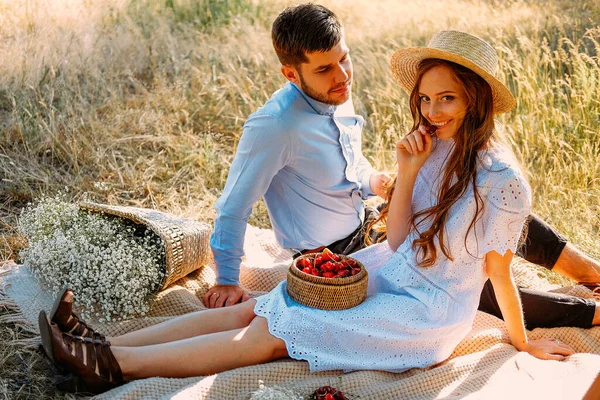 Jongeren Genieten Van Hun Picknick Buiten Zomeravond — Stockfoto