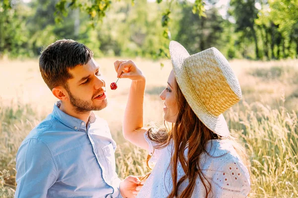 Mladí Lidé Užívají Piknik Venku Letním Večeru — Stock fotografie