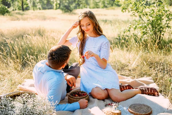 Glückliches Paar Beim Picknick Freien Sommerabend Mit Beeren Und Früchten — Stockfoto