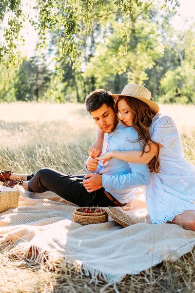 Glückliches Paar Beim Picknick Freien Sommerabend Mit Beeren Und Früchten — Stockfoto