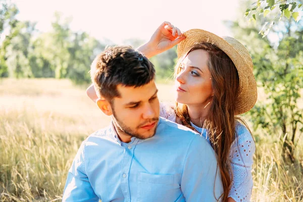 Gelukkig Paar Genieten Van Hun Picknick Buiten Zomer Avond Met — Stockfoto