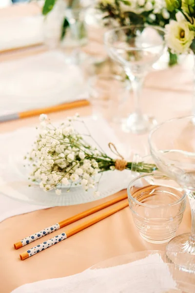 Festliche Tischdekoration Für Den Hochzeitsort Pfirsichsommerdekoration — Stockfoto