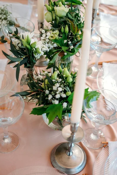 Festliche Tischdekoration Für Den Hochzeitsort Pfirsichsommerdekoration — Stockfoto