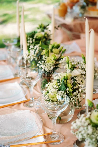 Feestelijke Tafelschikking Voor Trouwlocatie Perzik Zomer Decoratie — Stockfoto