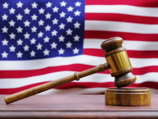 Gavel davanti alla bandiera americana — Foto Stock