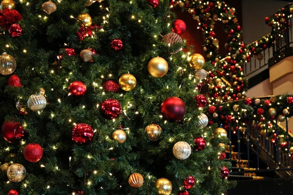 Arka plan olarak Noel ağacı süslemesi