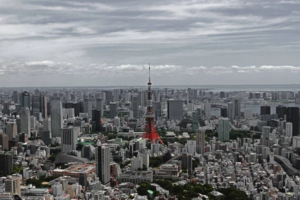Kızıl Tokyo Kulesi Gri renklerin şehrinde duruyor