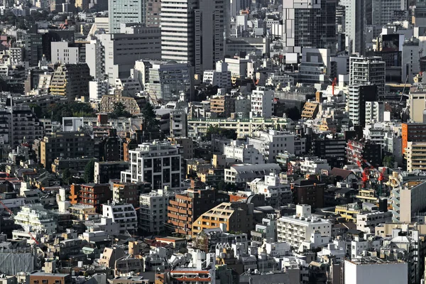 東京都内の住宅街には高層マンションが多い — ストック写真