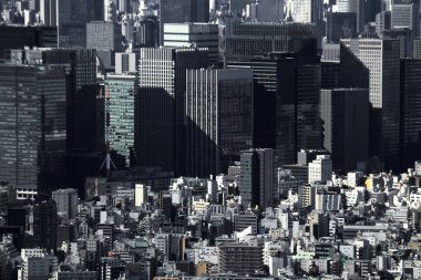 Tokyo, Kanda 'dan Otemachi' deki büyük ve küçük binaların tek renkli manzarası