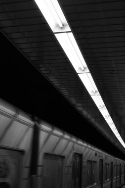 Japonya 'da bir metro istasyonu trenin hareket etmeye başladığı ve ayrıldığı yer.