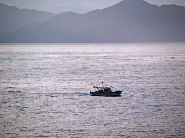 Ранним Утром Берегов Полуострова Кии Плавает Одна Рыбацкая Лодка — стоковое фото