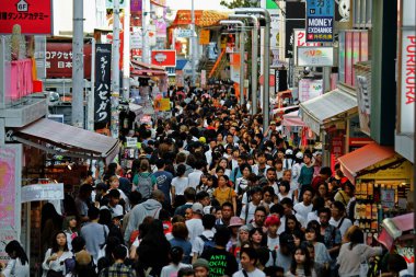 10 / 5 / 2019 Harajuku, Tokyo, JapanTakeshita Caddesi klasik giyim mağazaları ve kostüm dükkanları olan bir turizm merkezi. Turizm sezonu çeşitli ülkelerden gelen çok sayıda turistle dolu.