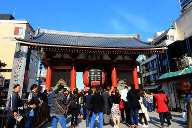 Japonya, Tokyo 'daki 25 Kasım 2019 Sensoji Tapınağı. M.Ö. 645 yılında inşa edilen Tokyo' daki en eski Budist tapınağı, birçok tapan ve turistin yaşadığı bir turistik merkezdir..