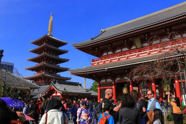 Japonya, Tokyo 'daki 25 Kasım 2019 Sensoji Tapınağı. M.Ö. 645 yılında inşa edilen Tokyo' daki en eski Budist tapınağı, birçok tapan ve turistin yaşadığı bir turistik merkezdir..