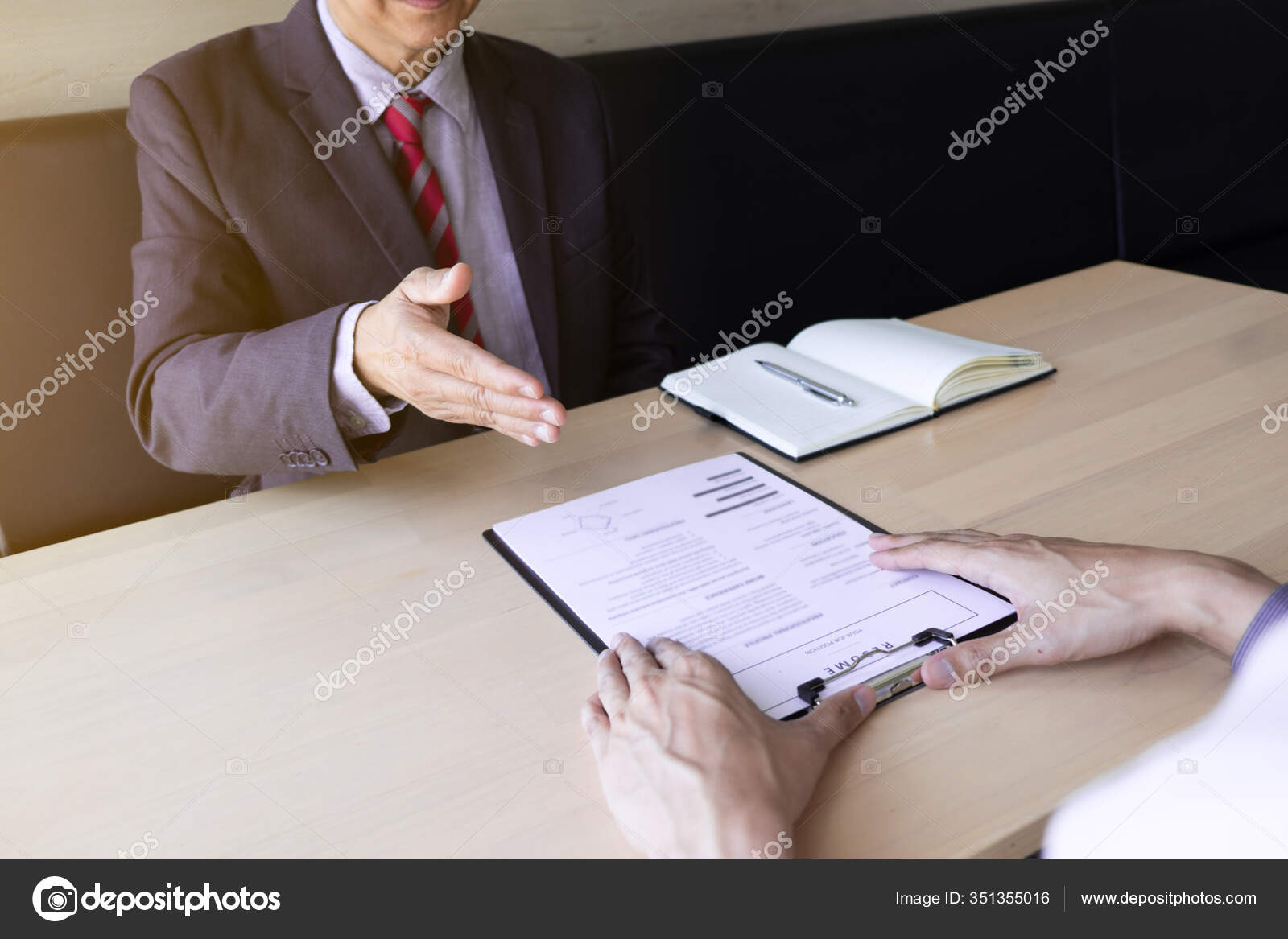 Entrevista Empregado Falando Sobre Currículo Descrição 