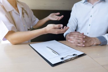 Hastanedeki doktor, sağlık ve sağlık hizmetleri konsepti ile görüşen kıdemli bir hasta..  