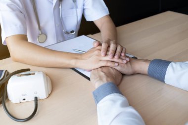 Doktor ve sabırlı bir adam. Masanın üzerinde el ele otururken, tıbbi ve sağlık konseptlerini tartışırken....  