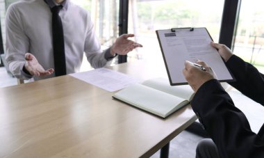 İş arayan kişi kendisi hakkında konuşuyor ve iş görüşmesi için mülakat çalışanıyla konuşuyor, iş başvuruları kavramları.