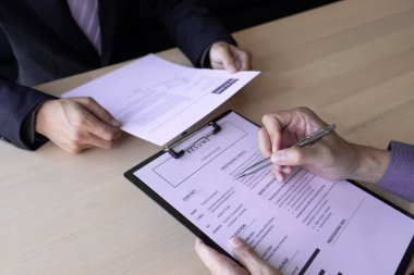 İş arayan kişi kendisi hakkında konuşuyor ve iş görüşmesi için mülakat çalışanıyla konuşuyor, iş başvuruları kavramları.