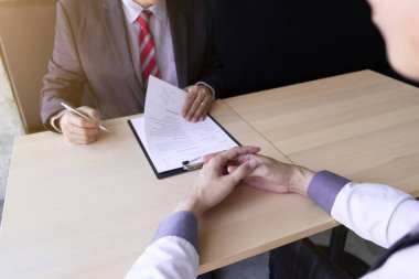 İş arayanın önde oturduğu bir özgeçmiş okuyan mülakat çalışanı, iş başvuruları kavramları.