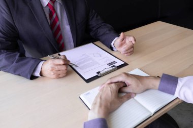 İş arayan kişi ile özgeçmiş ve iş tanımından bahseden mülakat çalışanı, iş başvuruları kavramları.