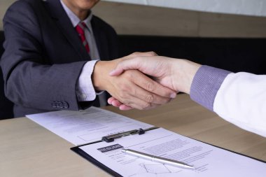 İş arayan ve şirket sahibi ofis odasında tokalaşıyor, iş başvuruları kavramları.