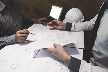 Mühendis ve ortak ofiste inşaat planı, vintage tonu, mühendislik konsepti hakkında tartışıyorlar..